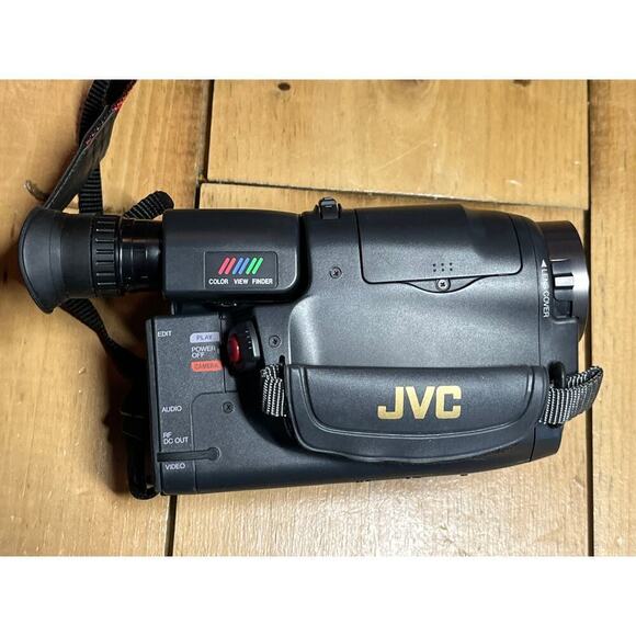 JVC Compact VHS Camcorder GR-AX900 with manual and remote untested. - Picture 7 of 8